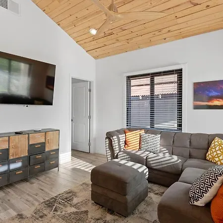 Hummingbird Harmony House With Bbq And Hot Tub In Downtown Phoenix